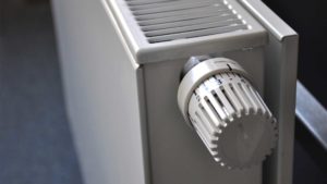 Nah-Aufnahme einer Heizung mit Fokus auf das Thermostat